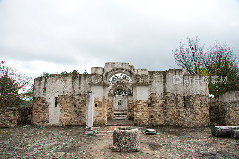 欧洲保加利亚舒曼地区的Veliki Preslav金色教堂遗址。它建于9世纪，是保加利亚统治者西缅大帝的宫殿神庙